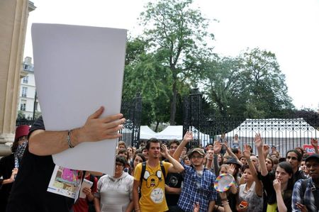 Regardez comme c'est beau, tout le monde les bras en l'air